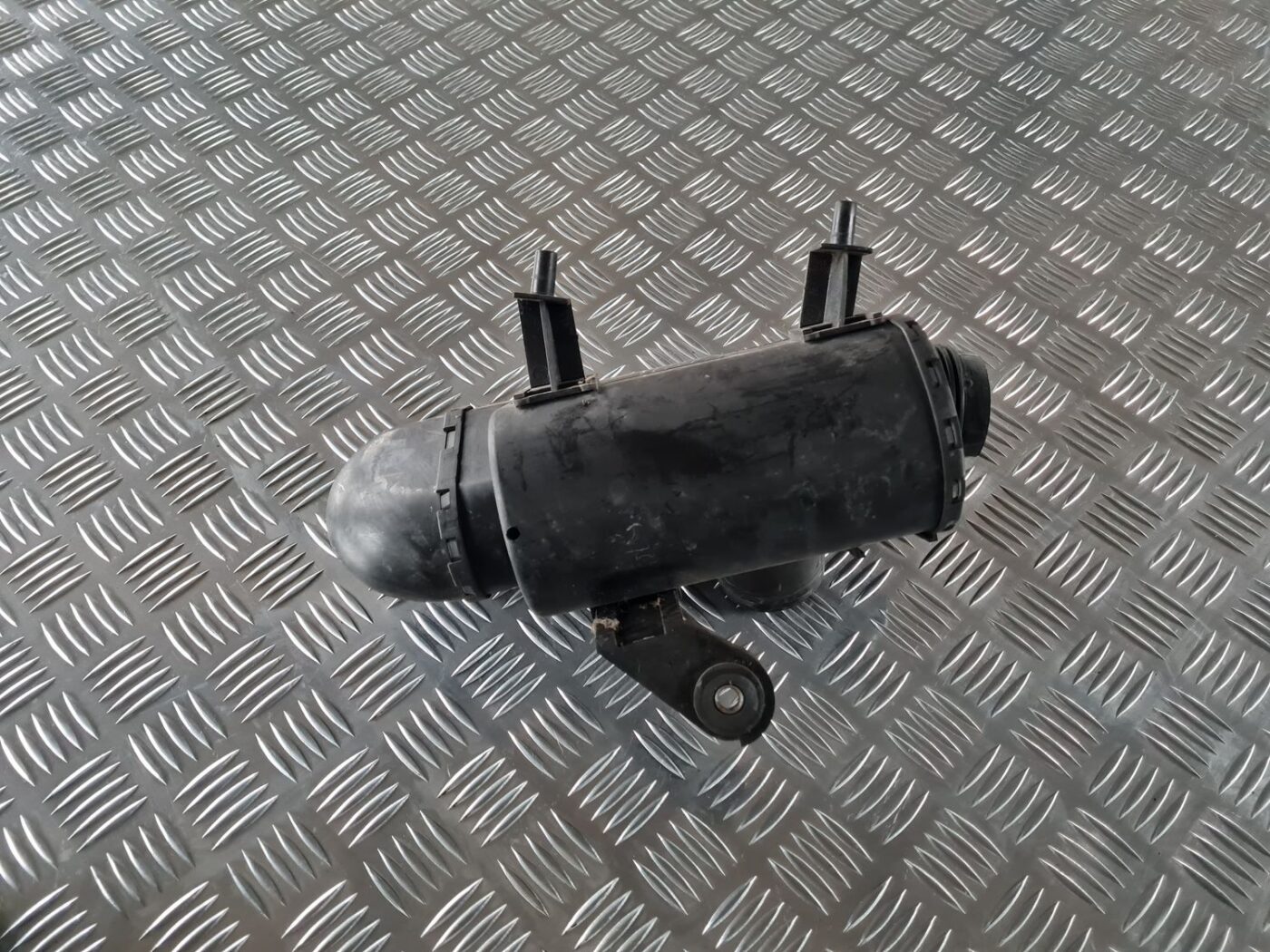 Gaisa filtra rezonators priekš AUDI 80 1991 2 Gaisa filtra rezonators priekš AUDI 80 1991