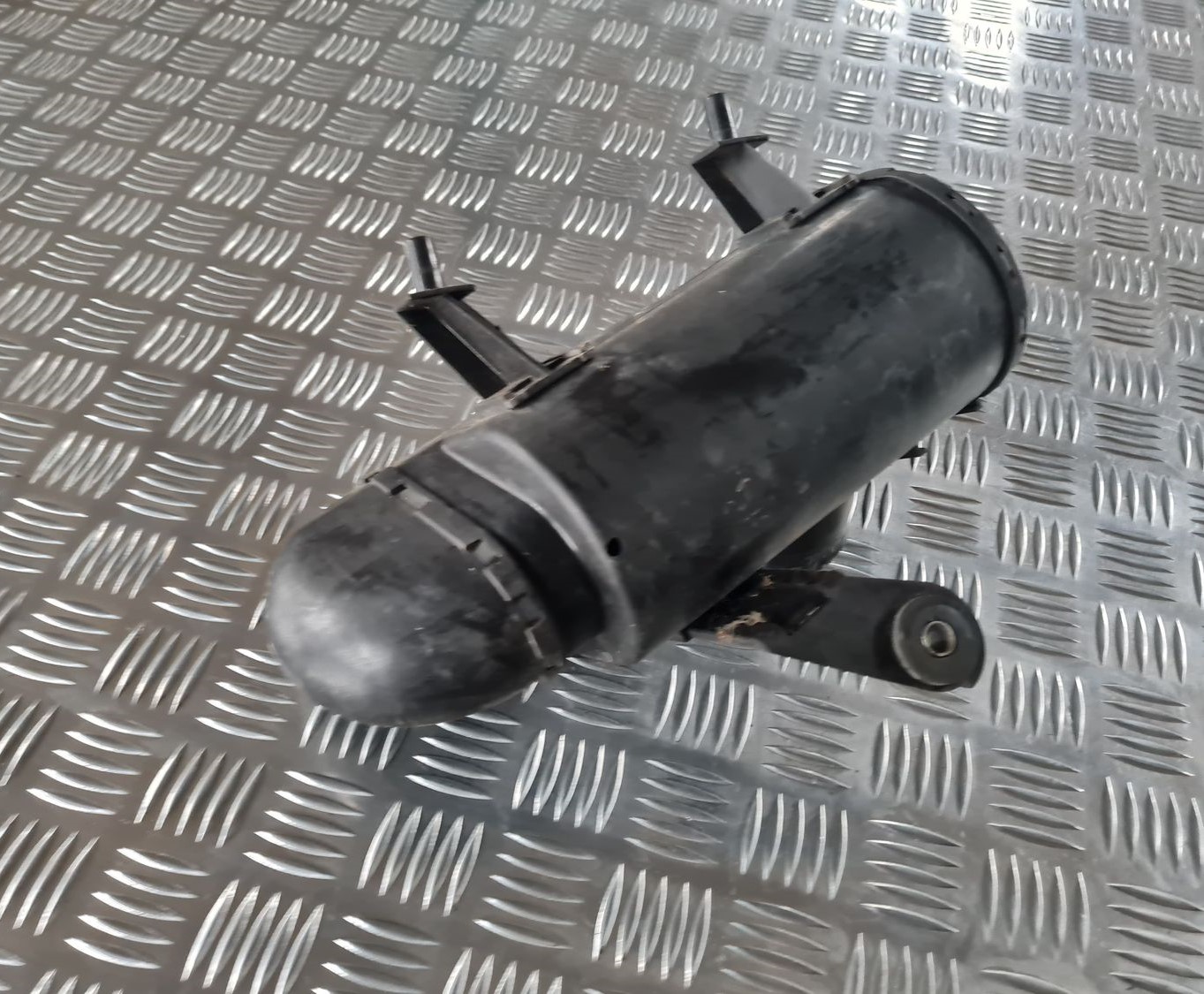 Gaisa filtra rezonators priekš AUDI 80 1991 4 Gaisa filtra rezonators priekš AUDI 80 1991