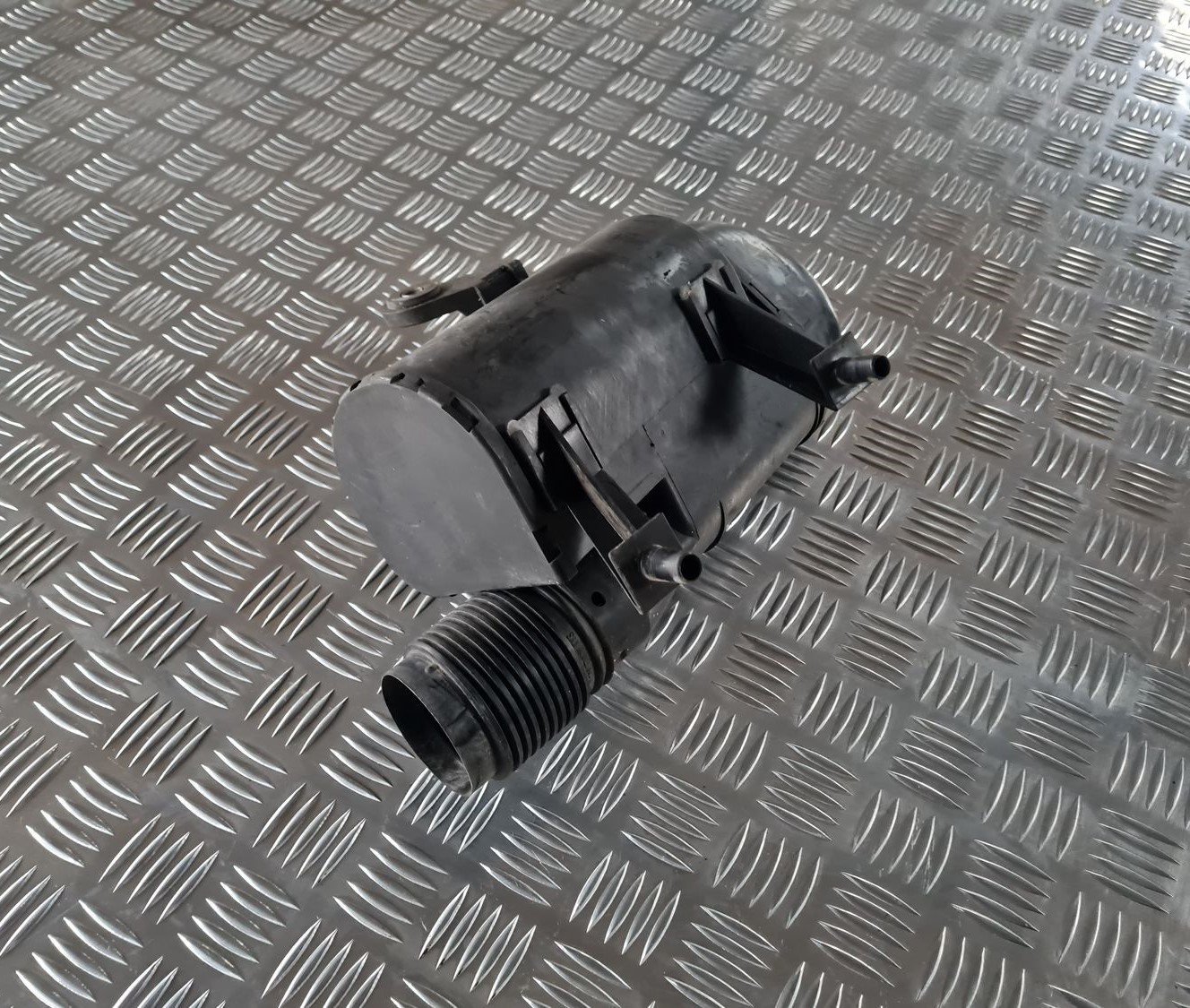 Gaisa filtra rezonators priekš AUDI 80 1991 3 Gaisa filtra rezonators priekš AUDI 80 1991