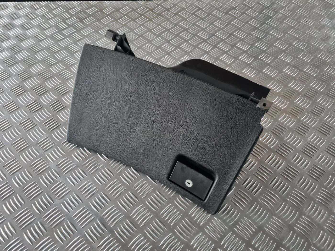 Mantu glabāšanas nodalījums pasažiera pusē priekš AUDI 80 1991 1 Mantu glabāšanas nodalījums pasažiera pusē priekš AUDI 80 1991