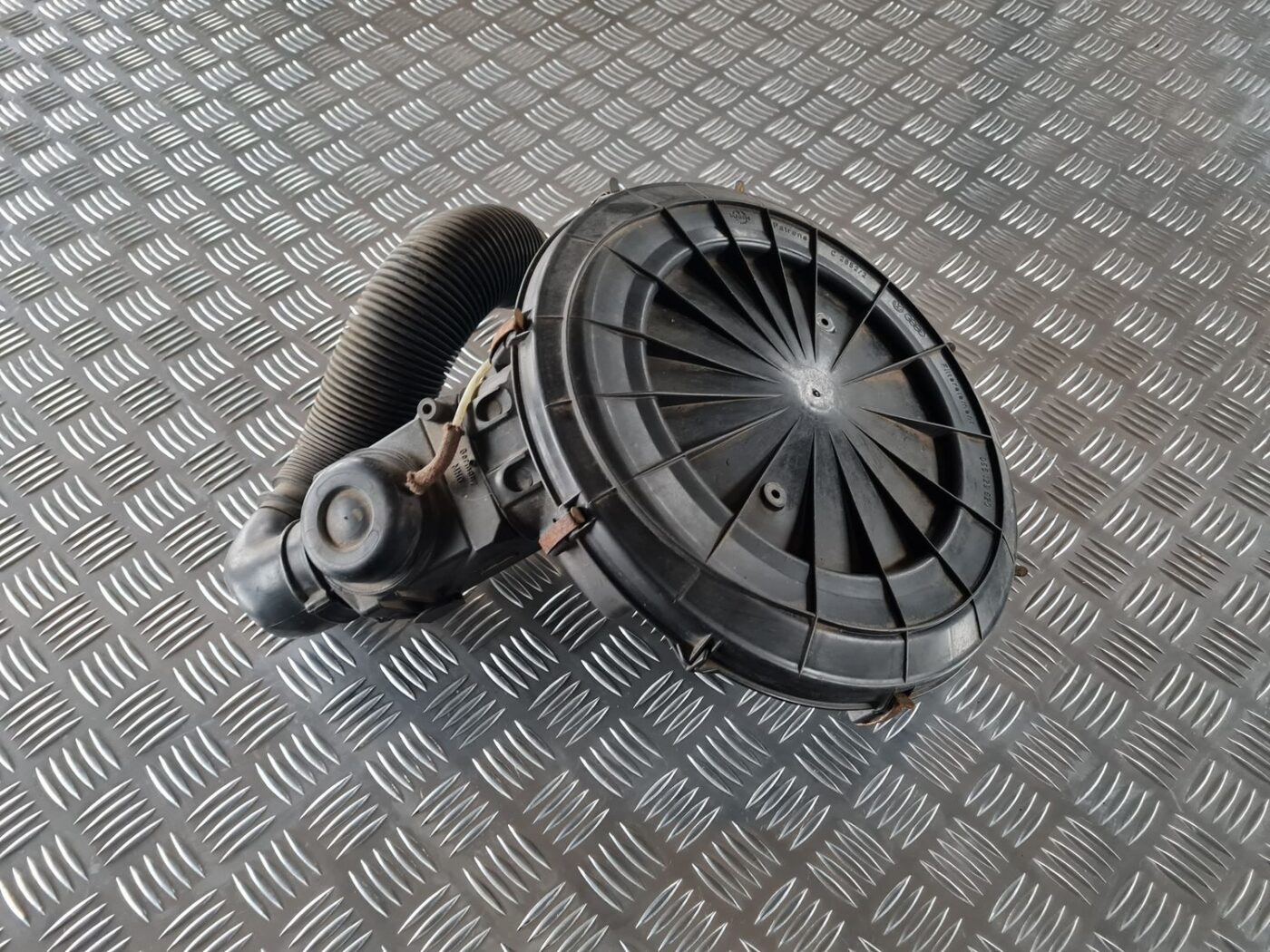 Gaisa filtra korpuss priekš AUDI 80 1991