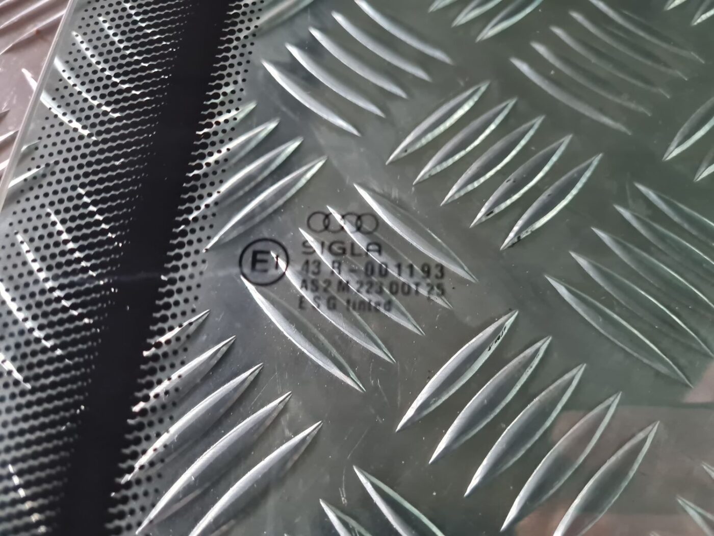 Aizmugurējo kreiso durvju stikls priekš AUDI 80 1991