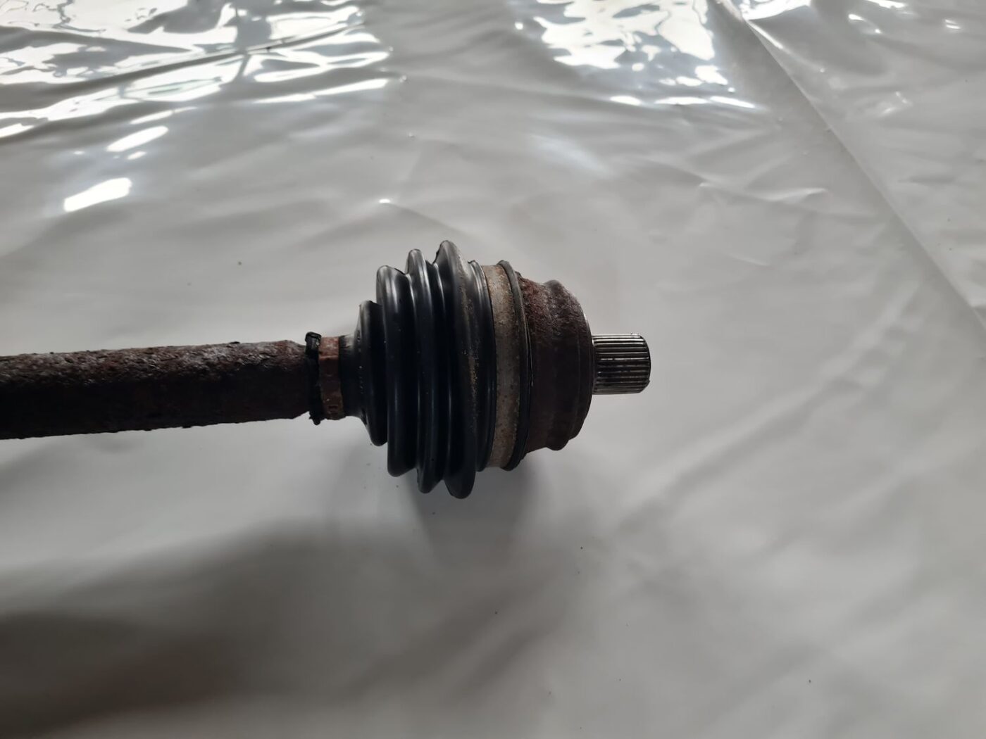 Pusass priekšēja labā priekš AUDI 80 1991 4 Pusass priekšēja labā priekš AUDI 80 1991