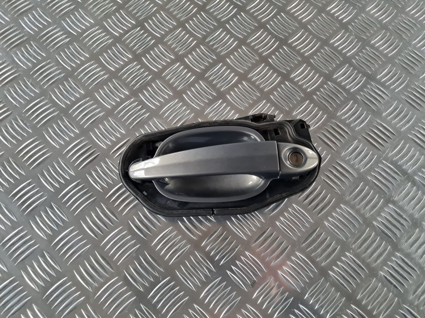 Priekšējāis kreisais durvju rokturis priekš BMW 6 E63 645 2004 2 Priekšējāis kreisais durvju rokturis priekš BMW 6 E63 645 2004