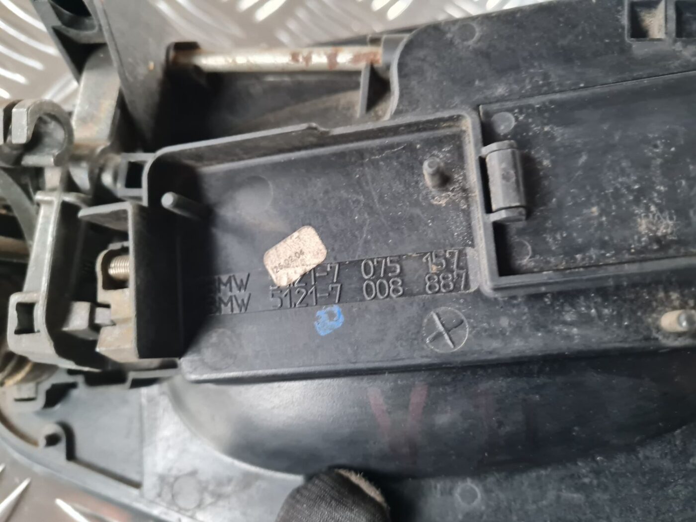 Priekšējāis kreisais durvju rokturis priekš BMW 6 E63 645 2004 3 Priekšējāis kreisais durvju rokturis priekš BMW 6 E63 645 2004