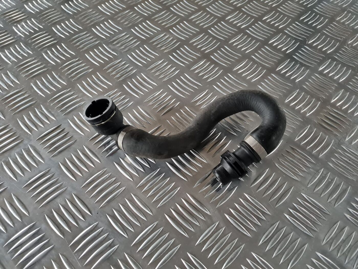 Dzesēšanas caurule priekš BMW 6 E63 645 2004 1 Dzesēšanas caurule priekš BMW 6 E63 645 2004