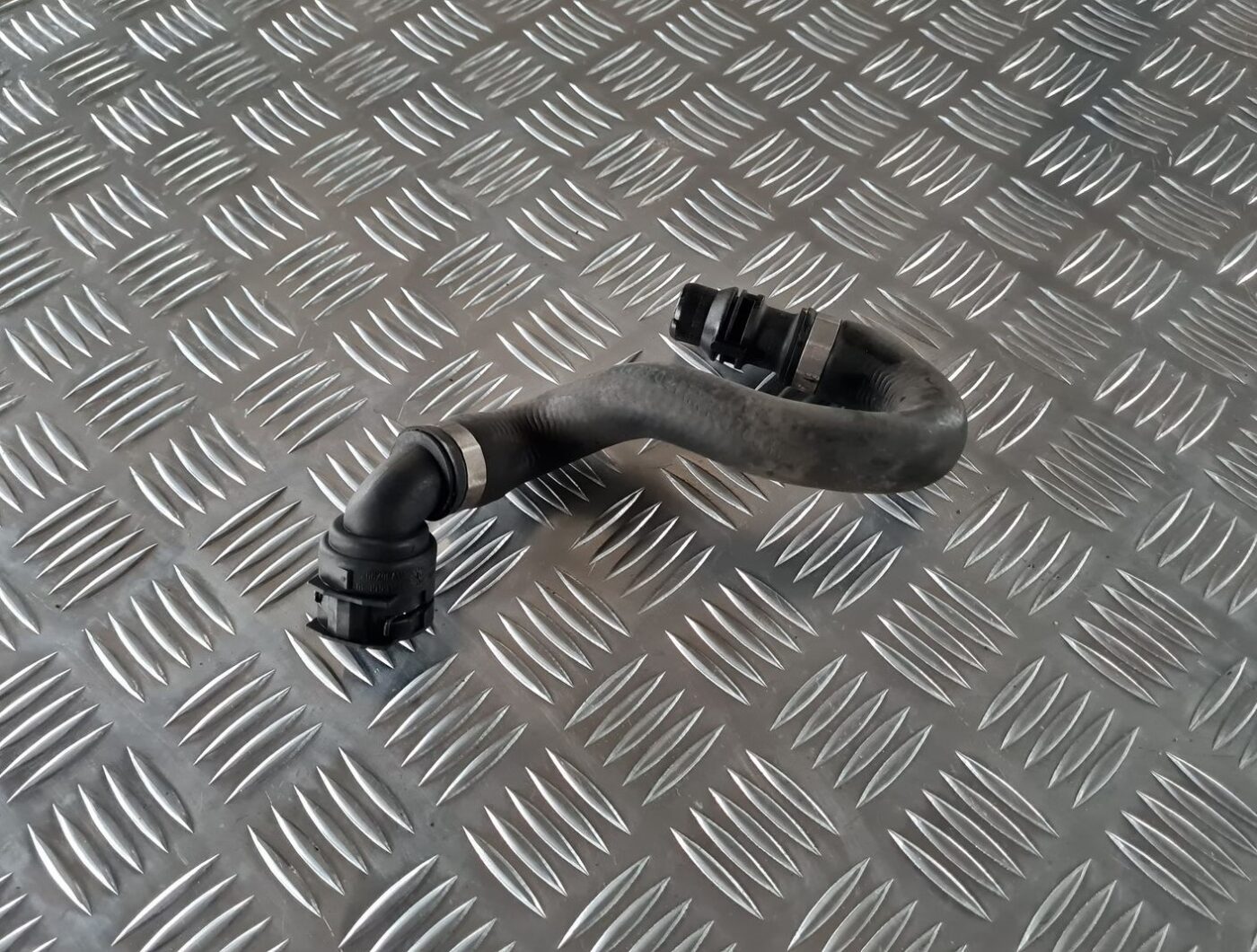 Dzesēšanas caurule priekš BMW 6 E63 645 2004 4 Dzesēšanas caurule priekš BMW 6 E63 645 2004