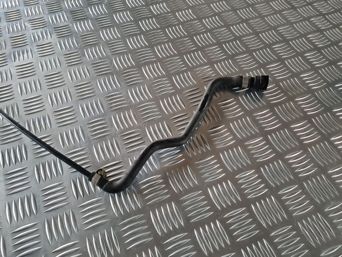 Dzesēšanas caurule priekš BMW 6 E63 645 2004