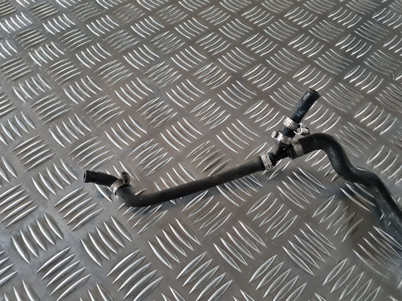 Dzesēšanas caurule priekš BMW 6 E63 645 2004 2 Dzesēšanas caurule priekš BMW 6 E63 645 2004