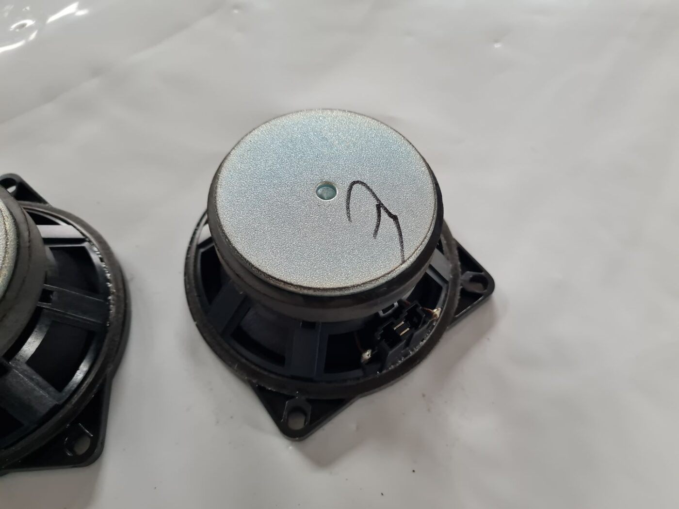 Skaļrunis aizmugurējā plauktā priekš BMW 6 E63 645 2004 4 Skaļrunis aizmugurējā plauktā priekš BMW 6 E63 645 2004