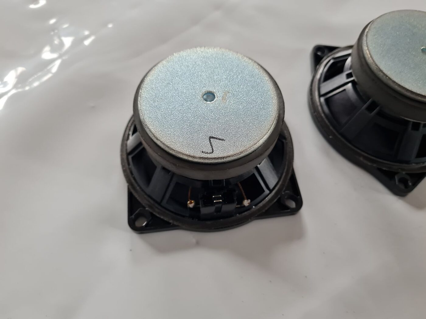 Skaļrunis aizmugurējā plauktā priekš BMW 6 E63 645 2004 3 Skaļrunis aizmugurējā plauktā priekš BMW 6 E63 645 2004