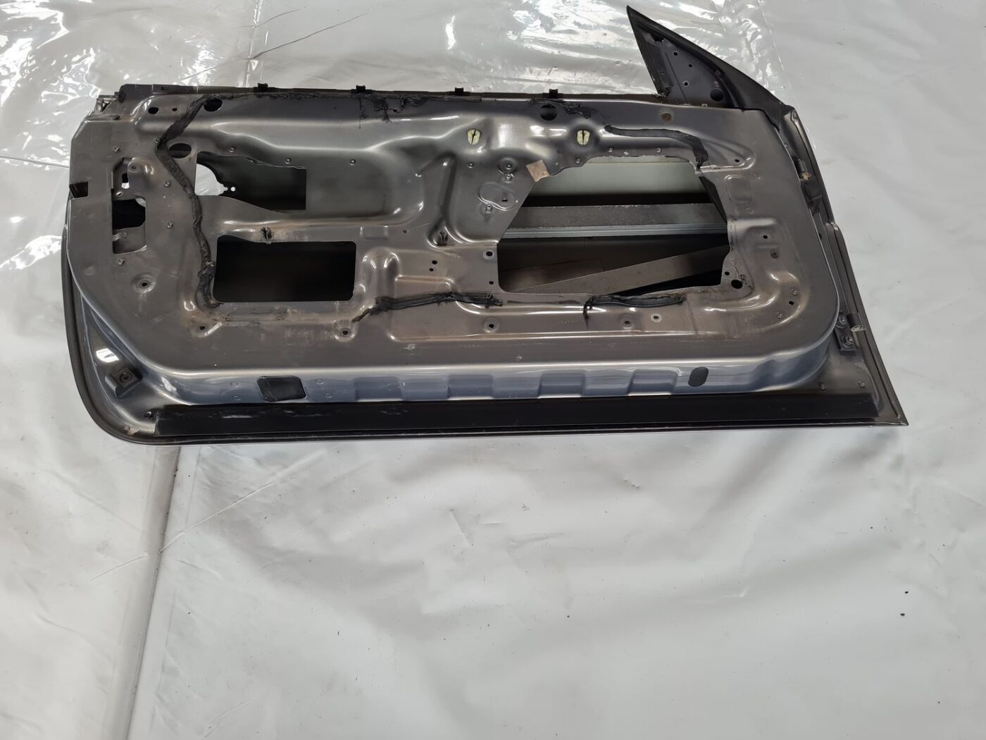 Priekšējās kreisās durvis priekš BMW 6 E63 645 2004 3 Priekšējās kreisās durvis priekš BMW 6 E63 645 2004