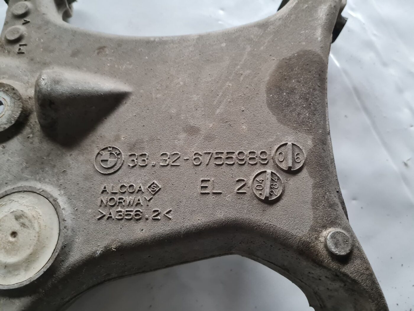 Aizmugures piekares svira priekš BMW 6 E63 645 2004 5 Aizmugures piekares svira priekš BMW 6 E63 645 2004