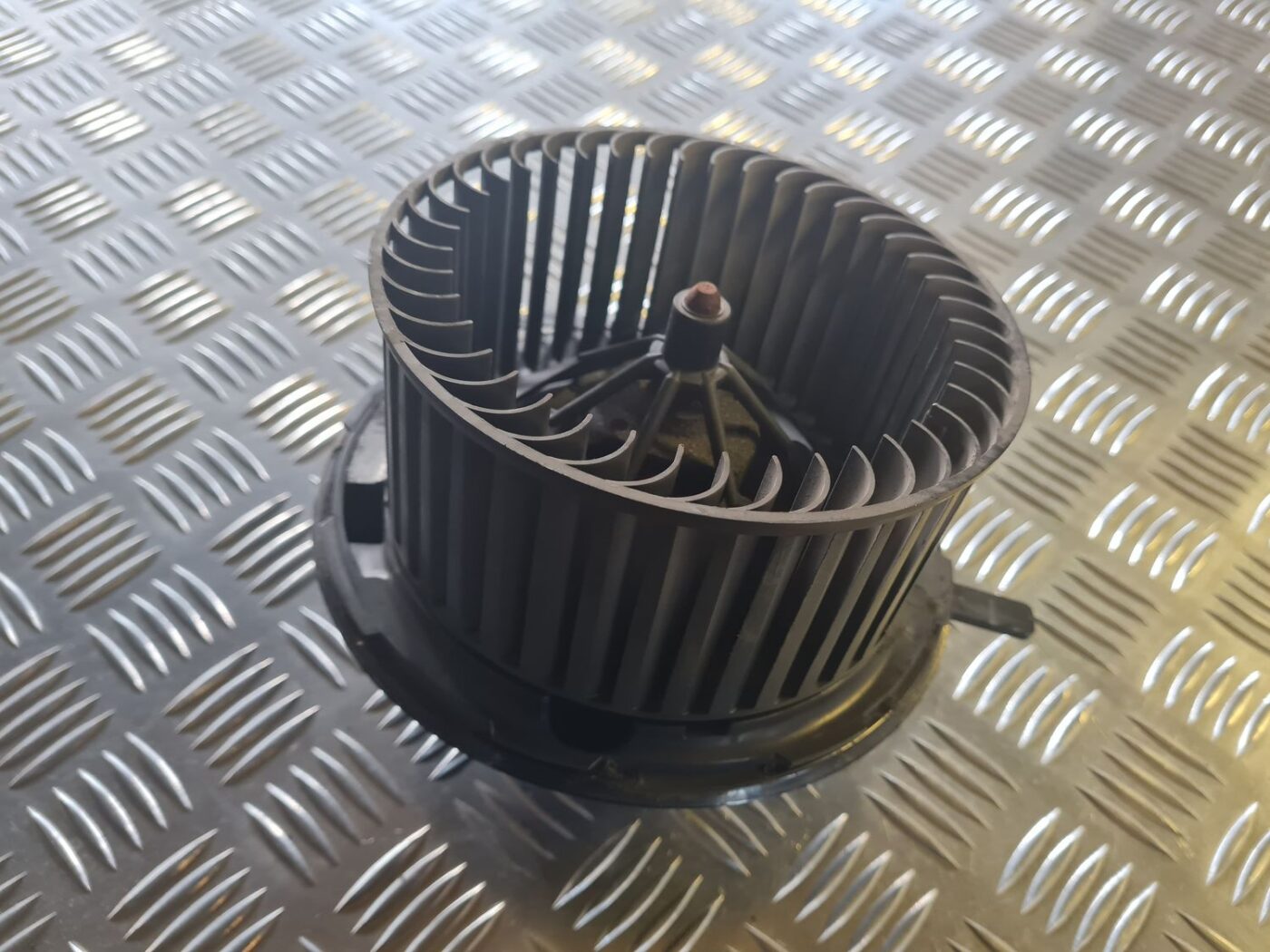 Salona ventilators priekš VW GOLF 5 2004 2 Salona ventilators priekš VW GOLF 5 2004