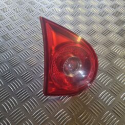 Bagāžnieka vāka kreisais lukturis priekš VW GOLF 5 2004