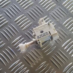 Degvielas tvertnes vāka slēdzene priekš VW GOLF 5 2004