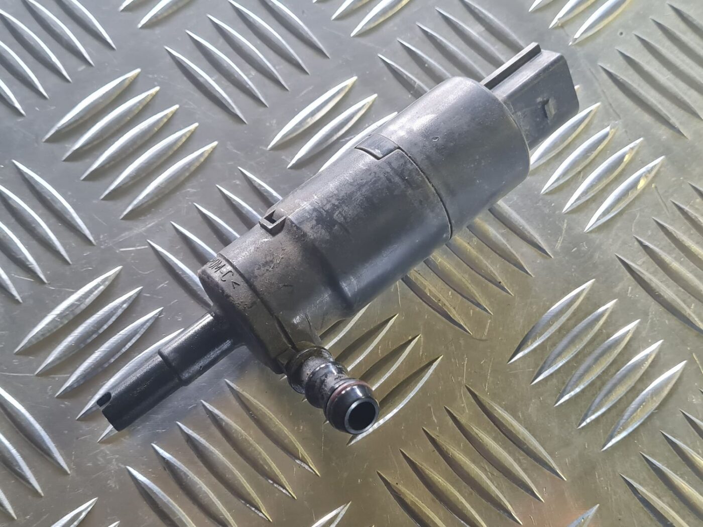 Mazgātāja šķidruma sūknis priekš VW GOLF 5 2004 2 Mazgātāja šķidruma sūknis priekš VW GOLF 5 2004