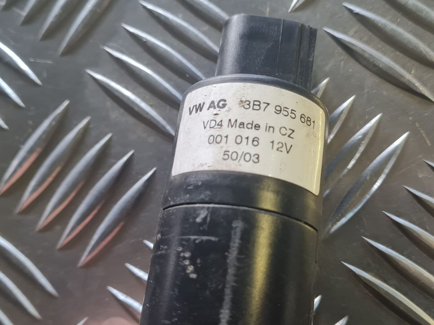 Mazgātāja šķidruma sūknis priekš VW GOLF 5 2004 4 Mazgātāja šķidruma sūknis priekš VW GOLF 5 2004