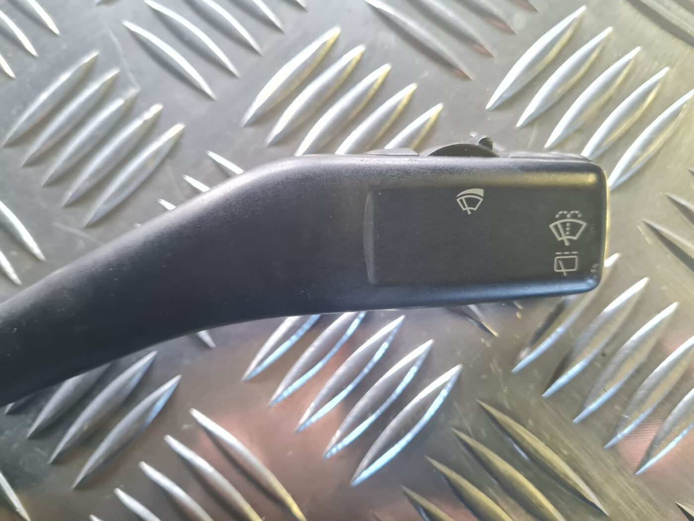 Stikla tīrītāja slēdzis priekš VW GOLF 5 2004 7 Stikla tīrītāja slēdzis priekš VW GOLF 5 2004