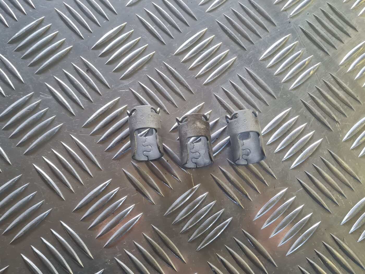 Degvielas smidzinātāja sprauslas turētājs priekš VW GOLF 5 2004 1 Degvielas smidzinātāja sprauslas turētājs priekš VW GOLF 5 2004