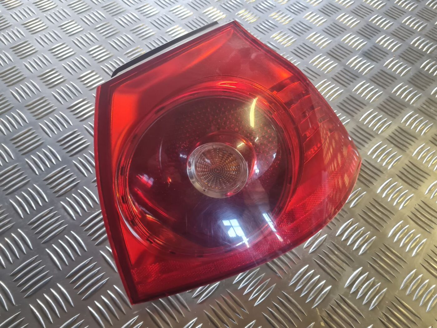 Aizmugurējais labais lukturis priekš VW GOLF 5 2004