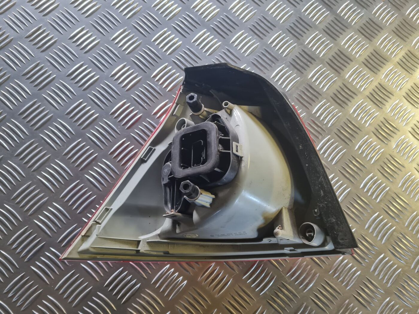 Aizmugurējais labais lukturis priekš VW GOLF 5 2004