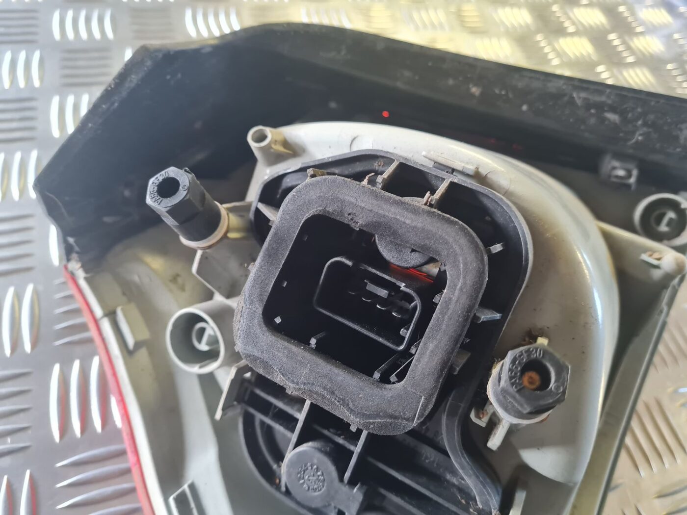 Aizmugurējais labais lukturis priekš VW GOLF 5 2004