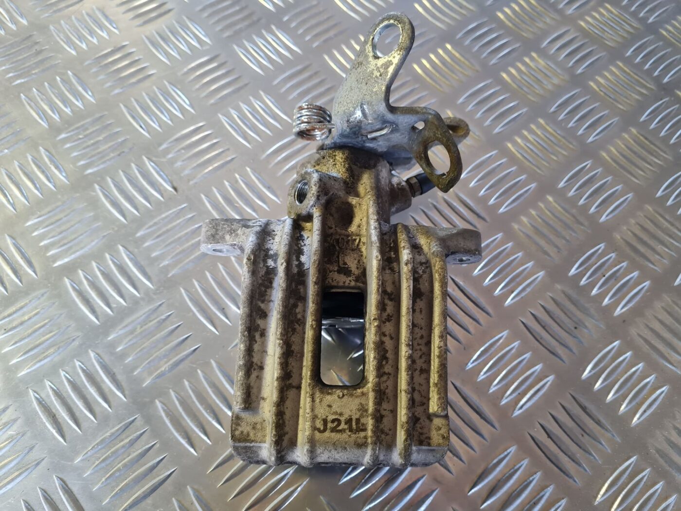 Aizmugurējais kreisais suports priekš VW GOLF 5 2004 2 Aizmugurējais kreisais suports priekš VW GOLF 5 2004