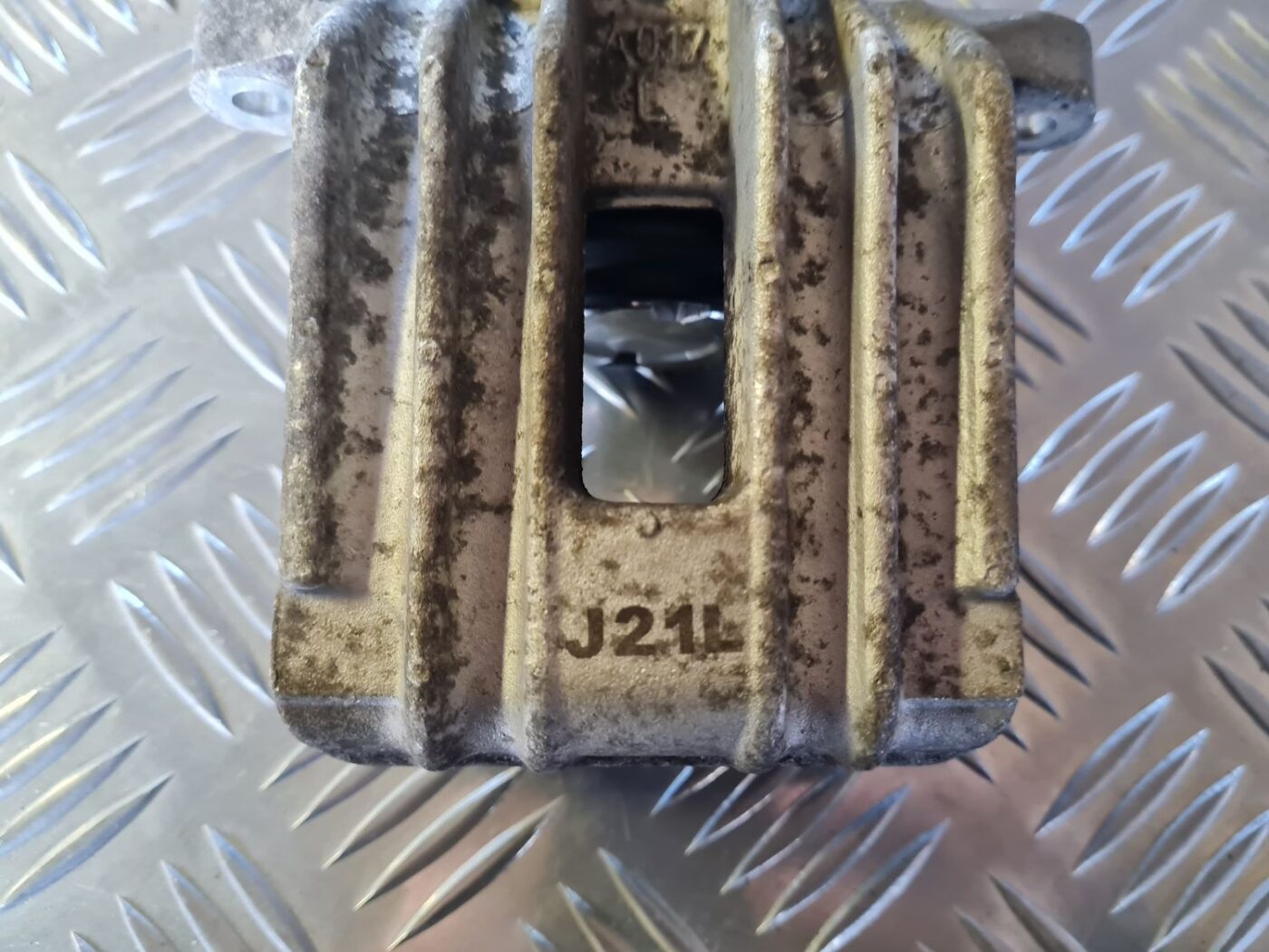 Aizmugurējais kreisais suports priekš VW GOLF 5 2004 7 Aizmugurējais kreisais suports priekš VW GOLF 5 2004