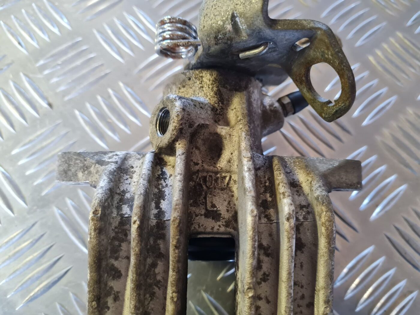 Aizmugurējais kreisais suports priekš VW GOLF 5 2004 6 Aizmugurējais kreisais suports priekš VW GOLF 5 2004