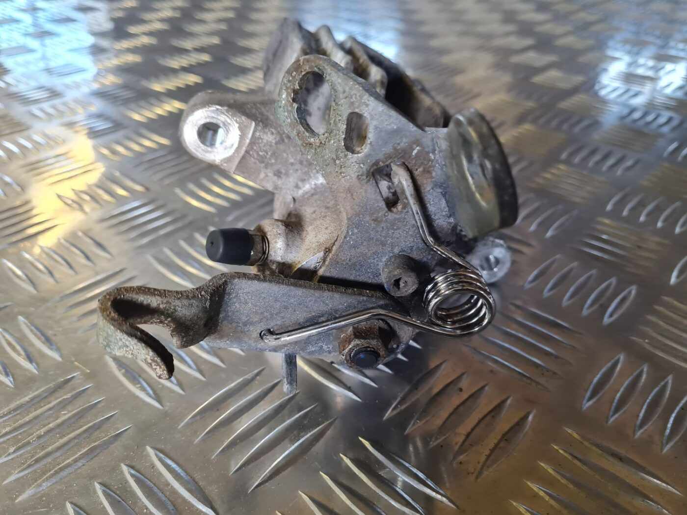 Aizmugurējais kreisais suports priekš VW GOLF 5 2004 3 Aizmugurējais kreisais suports priekš VW GOLF 5 2004