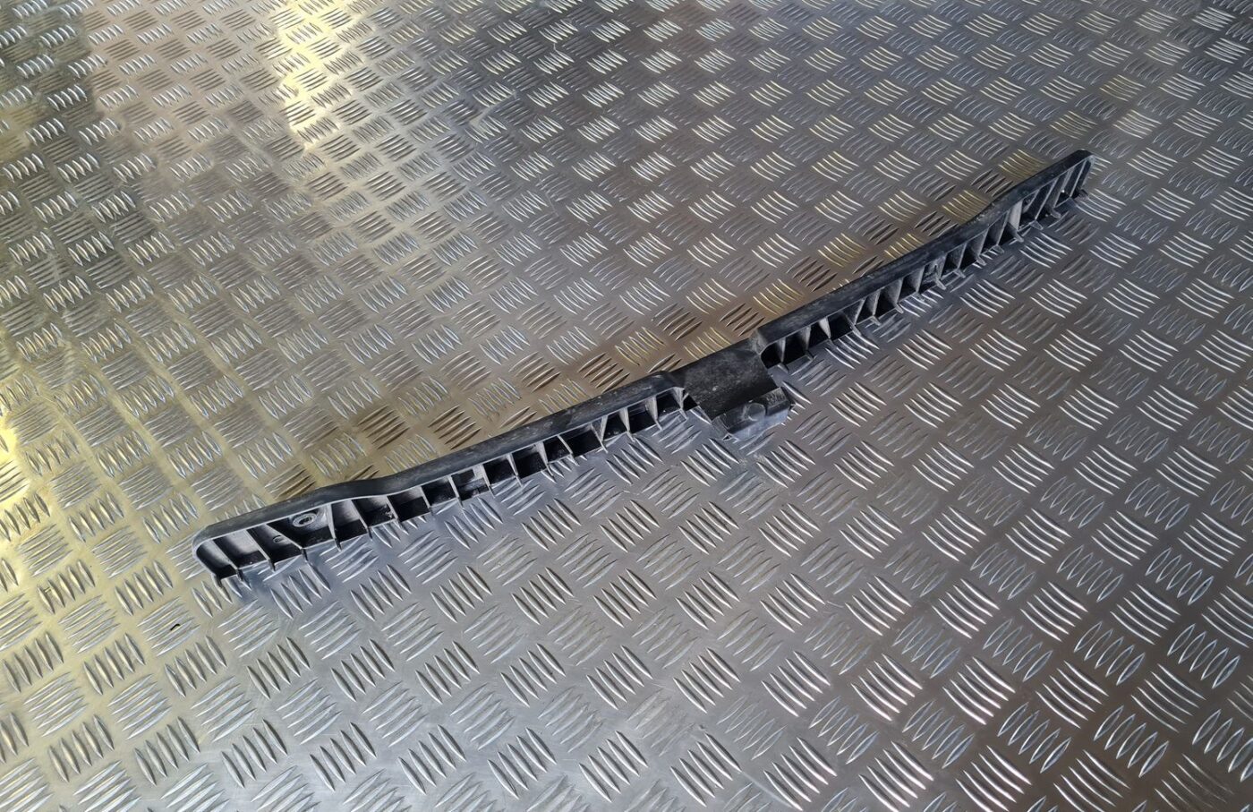 Aizmugurēja bufera kronšteins priekš VW GOLF 5 2004