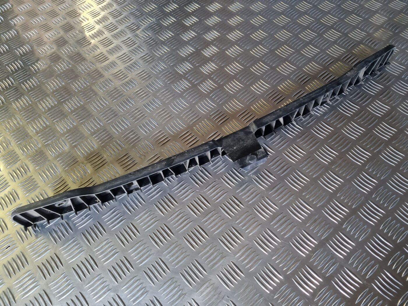 Aizmugurēja bufera kronšteins priekš VW GOLF 5 2004