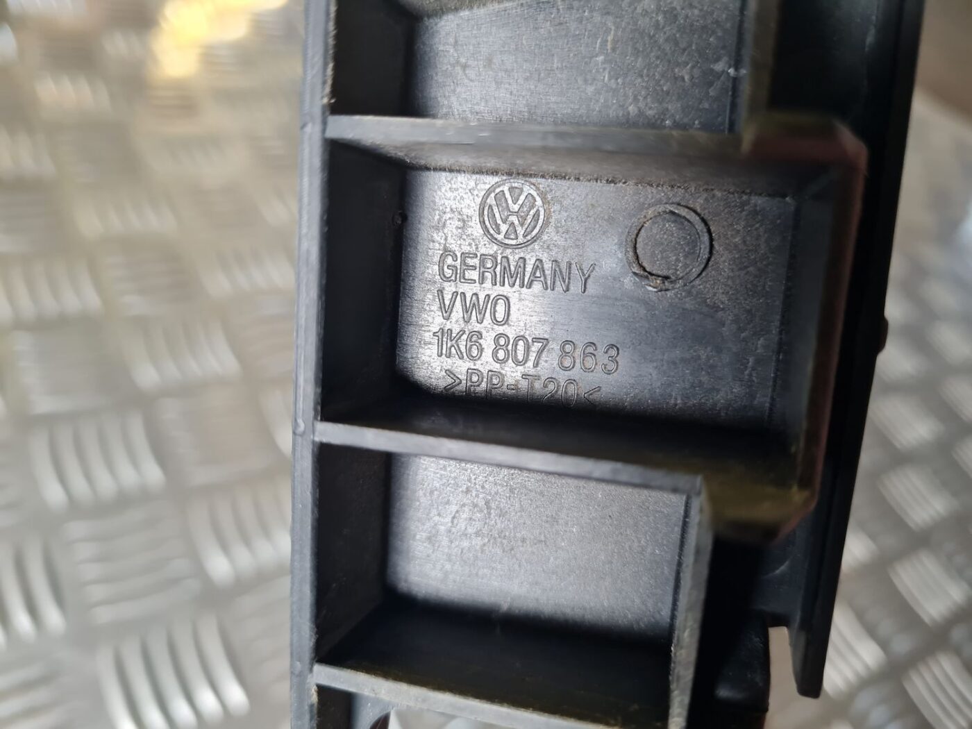 Aizmugurēja bufera kronšteins priekš VW GOLF 5 2004