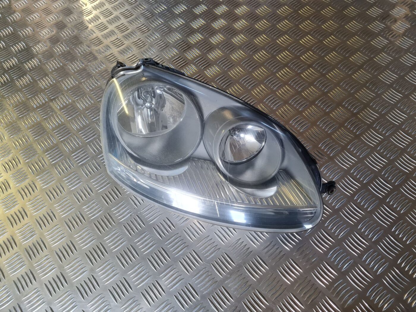 Priekšējais labais lukturis priekš VW GOLF 5 2004 1 Priekšējais labais lukturis priekš VW GOLF 5 2004