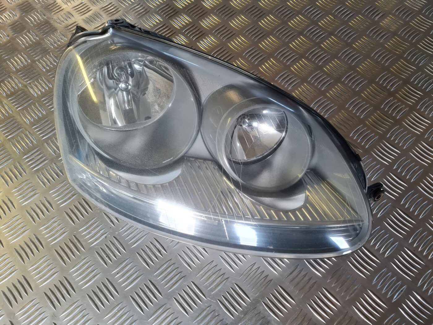 Priekšējais labais lukturis priekš VW GOLF 5 2004 2 Priekšējais labais lukturis priekš VW GOLF 5 2004