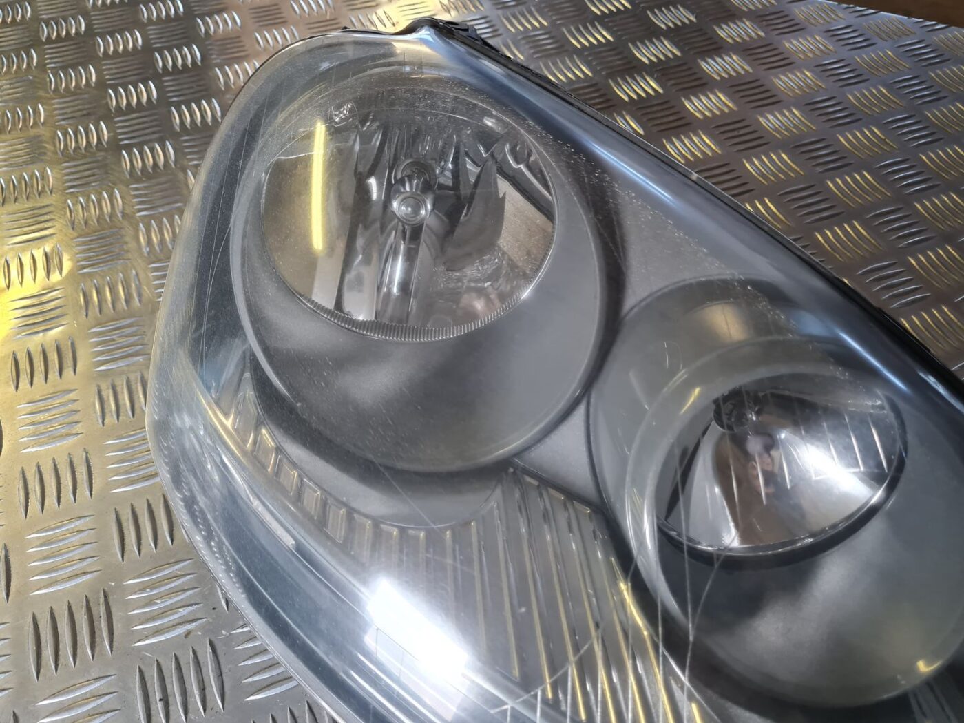 Priekšējais labais lukturis priekš VW GOLF 5 2004 11 Priekšējais labais lukturis priekš VW GOLF 5 2004