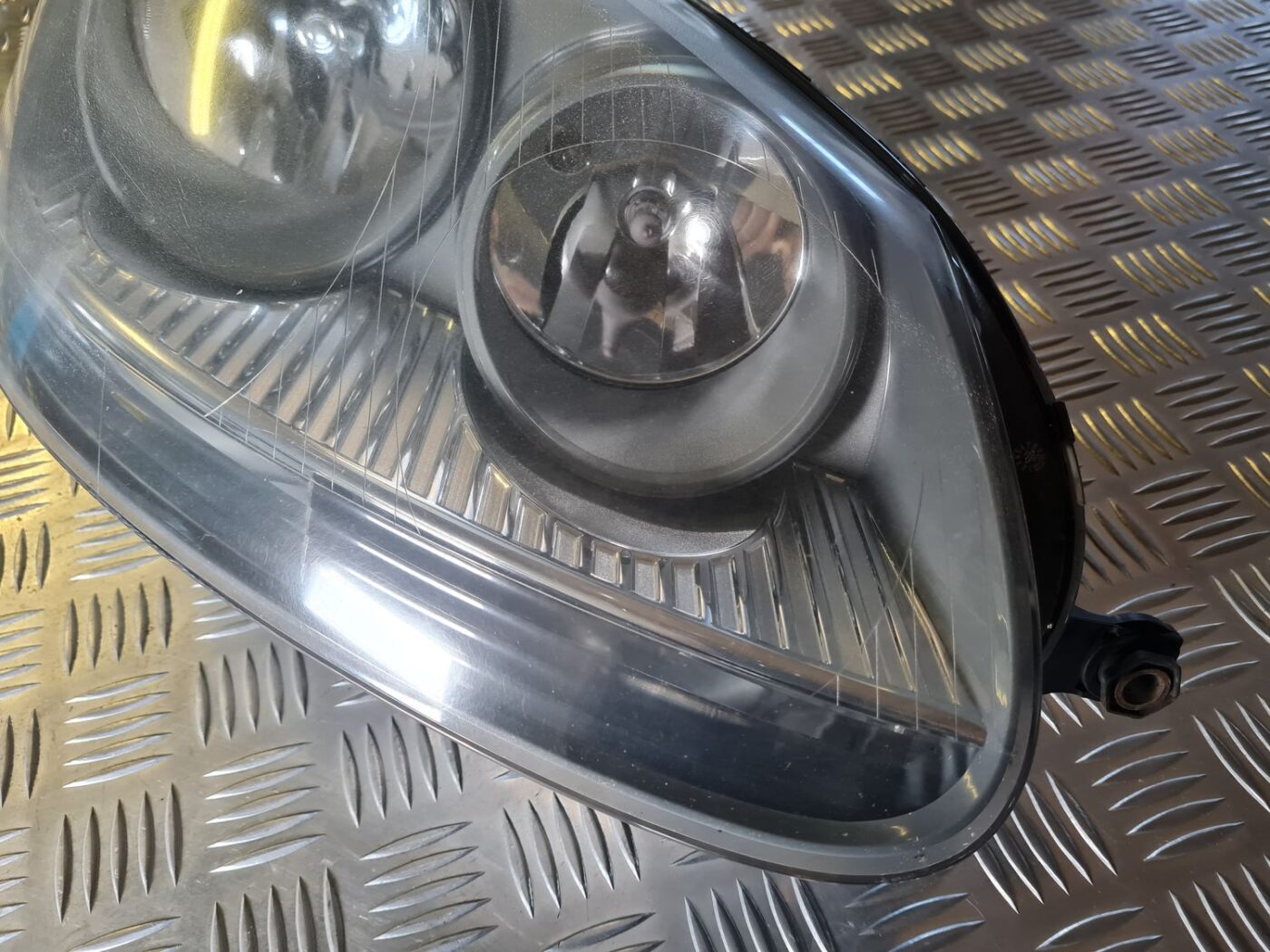 Priekšējais labais lukturis priekš VW GOLF 5 2004 10 Priekšējais labais lukturis priekš VW GOLF 5 2004