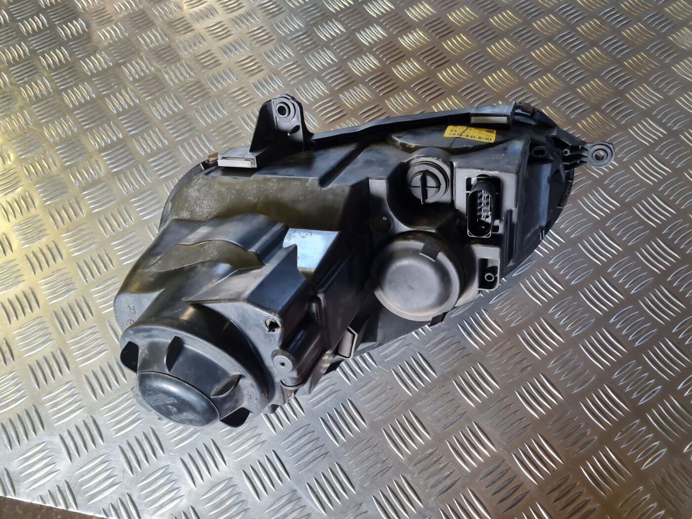 Priekšējais labais lukturis priekš VW GOLF 5 2004 8 Priekšējais labais lukturis priekš VW GOLF 5 2004