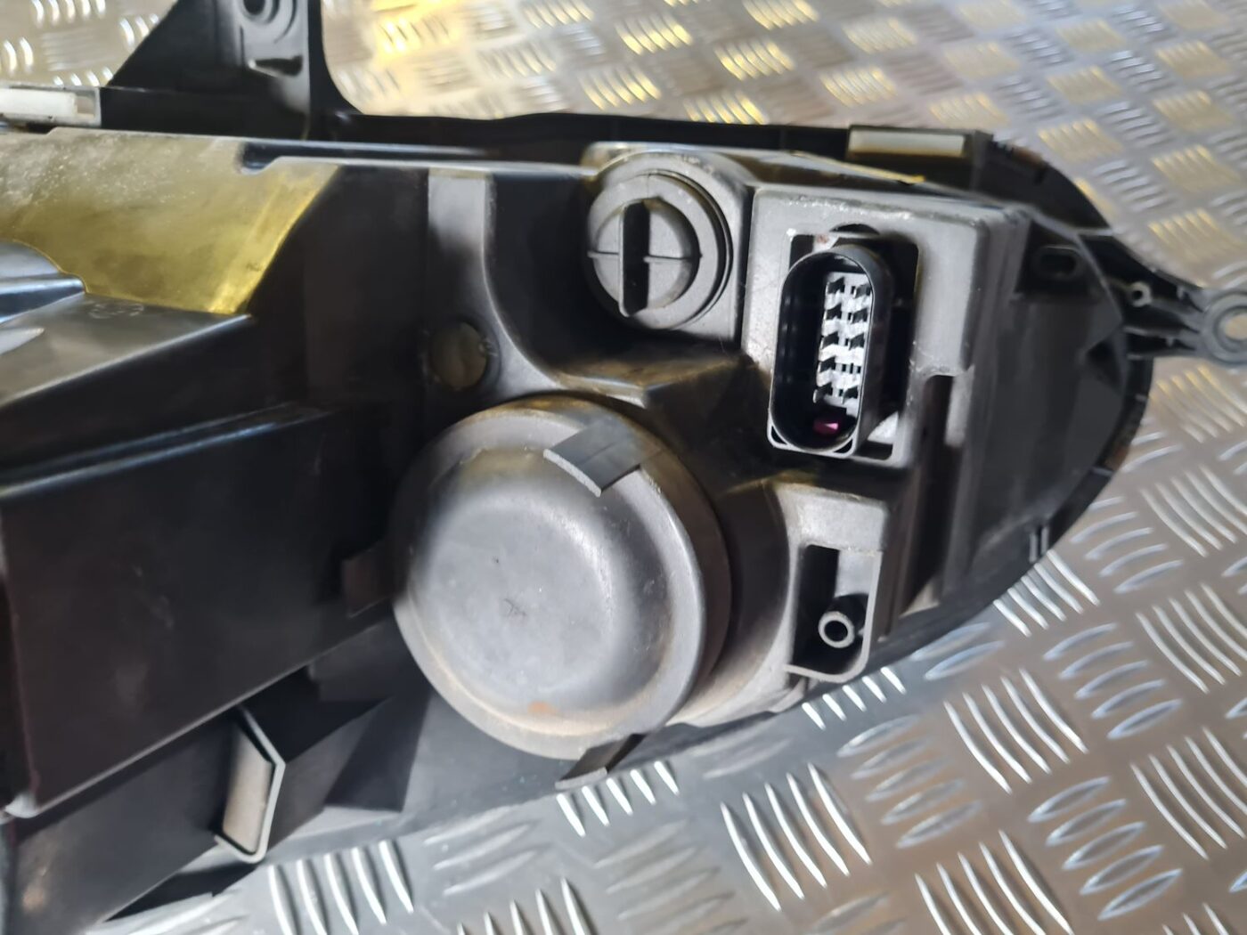 Priekšējais labais lukturis priekš VW GOLF 5 2004 7 Priekšējais labais lukturis priekš VW GOLF 5 2004