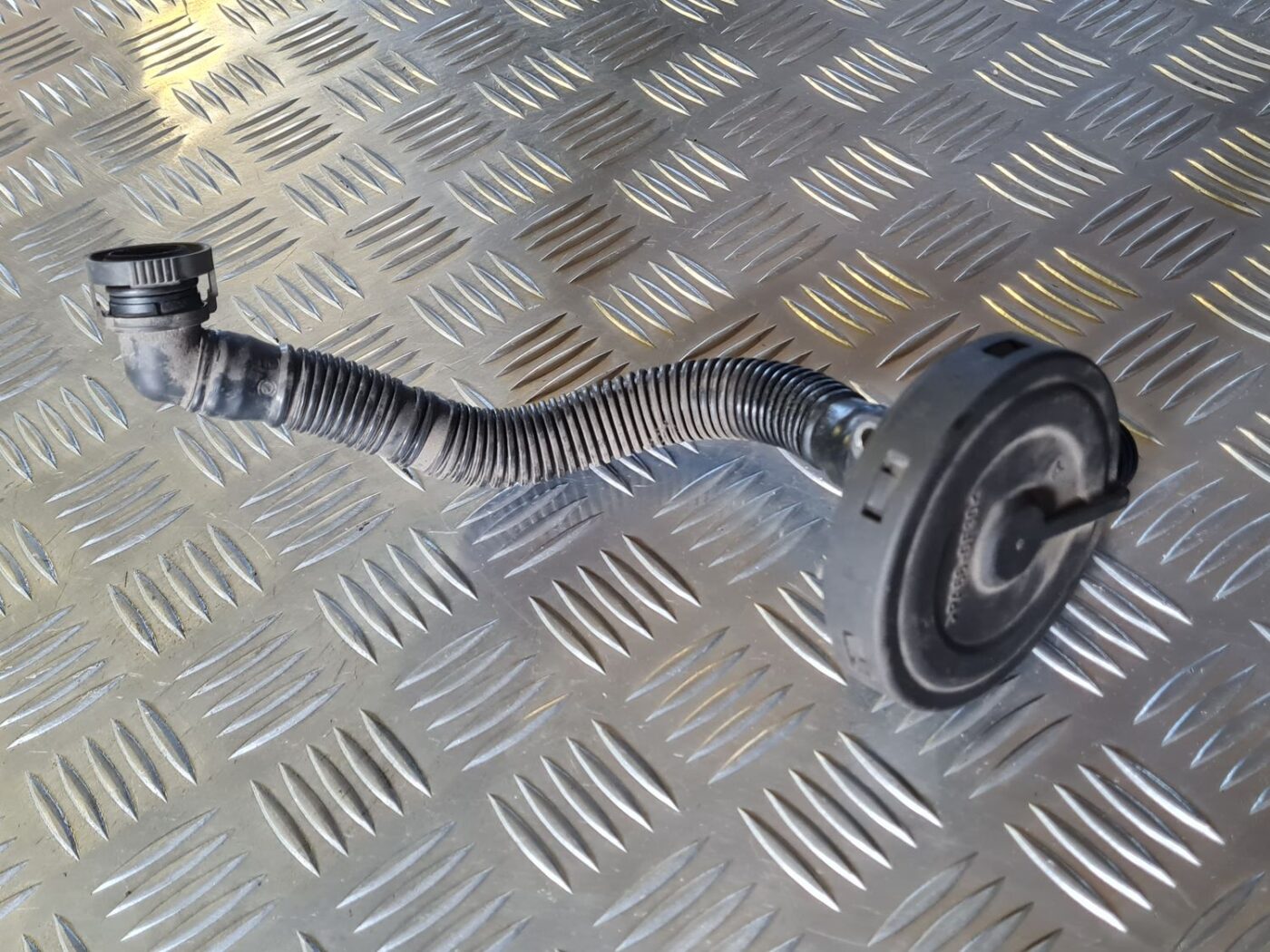 Kartera ventilācijas caurule priekš VW GOLF 5 2004 2 Kartera ventilācijas caurule priekš VW GOLF 5 2004