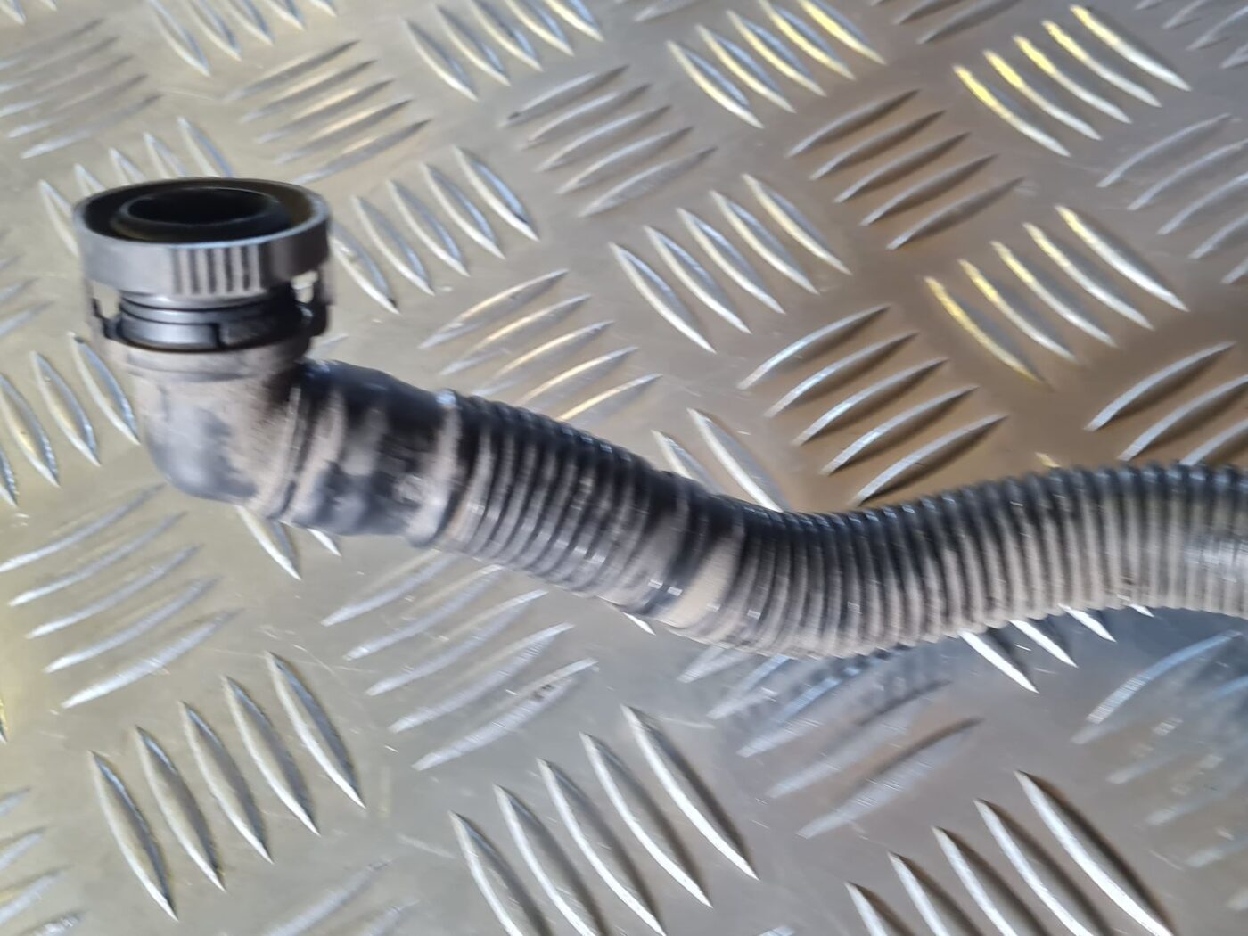 Kartera ventilācijas caurule priekš VW GOLF 5 2004 7 Kartera ventilācijas caurule priekš VW GOLF 5 2004