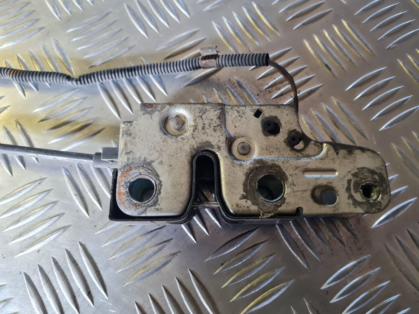 Pārsega slēdzene priekš VW GOLF 5 2004