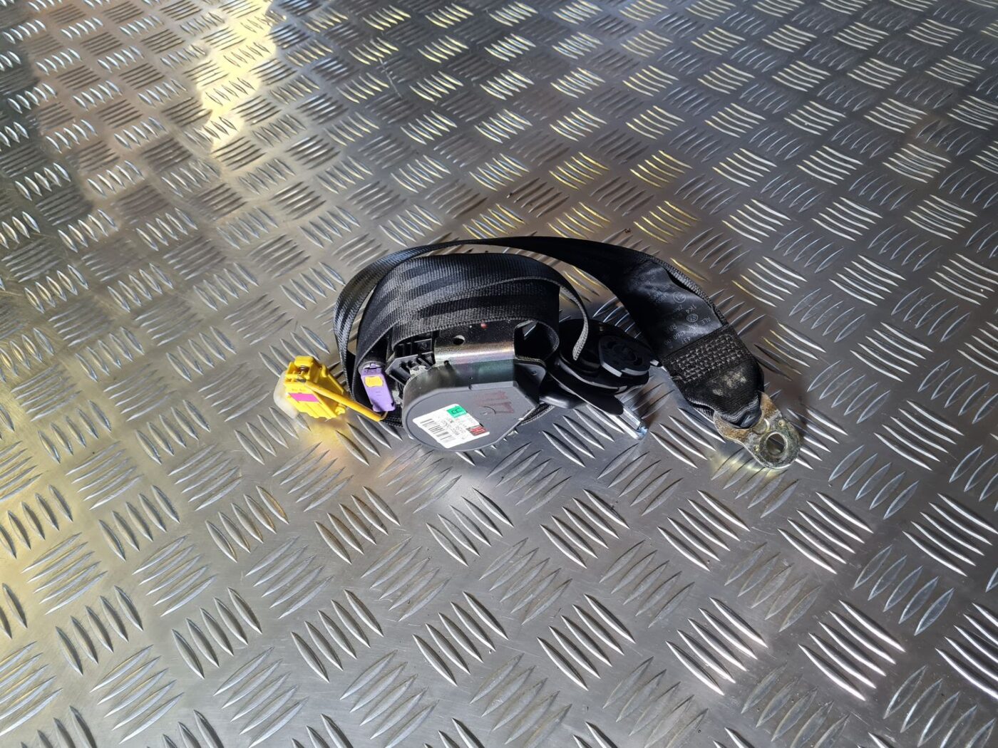 Priekšējā labā drošības josta priekš VW GOLF 5 2004 1 Priekšējā labā drošības josta priekš VW GOLF 5 2004