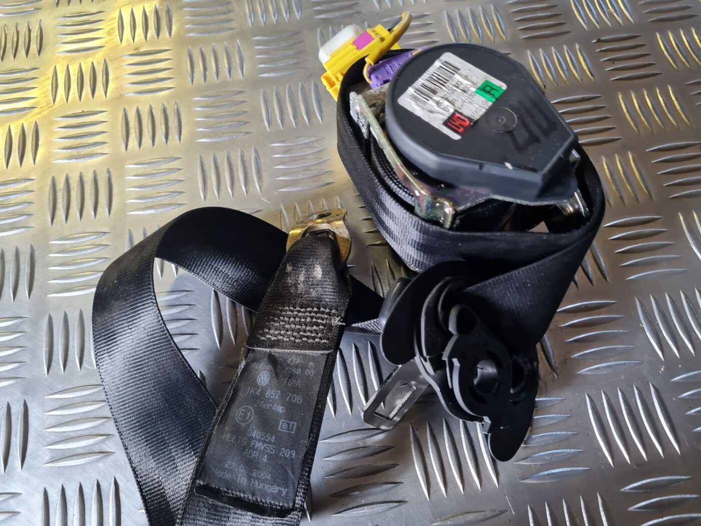 Priekšējā labā drošības josta priekš VW GOLF 5 2004 3 Priekšējā labā drošības josta priekš VW GOLF 5 2004