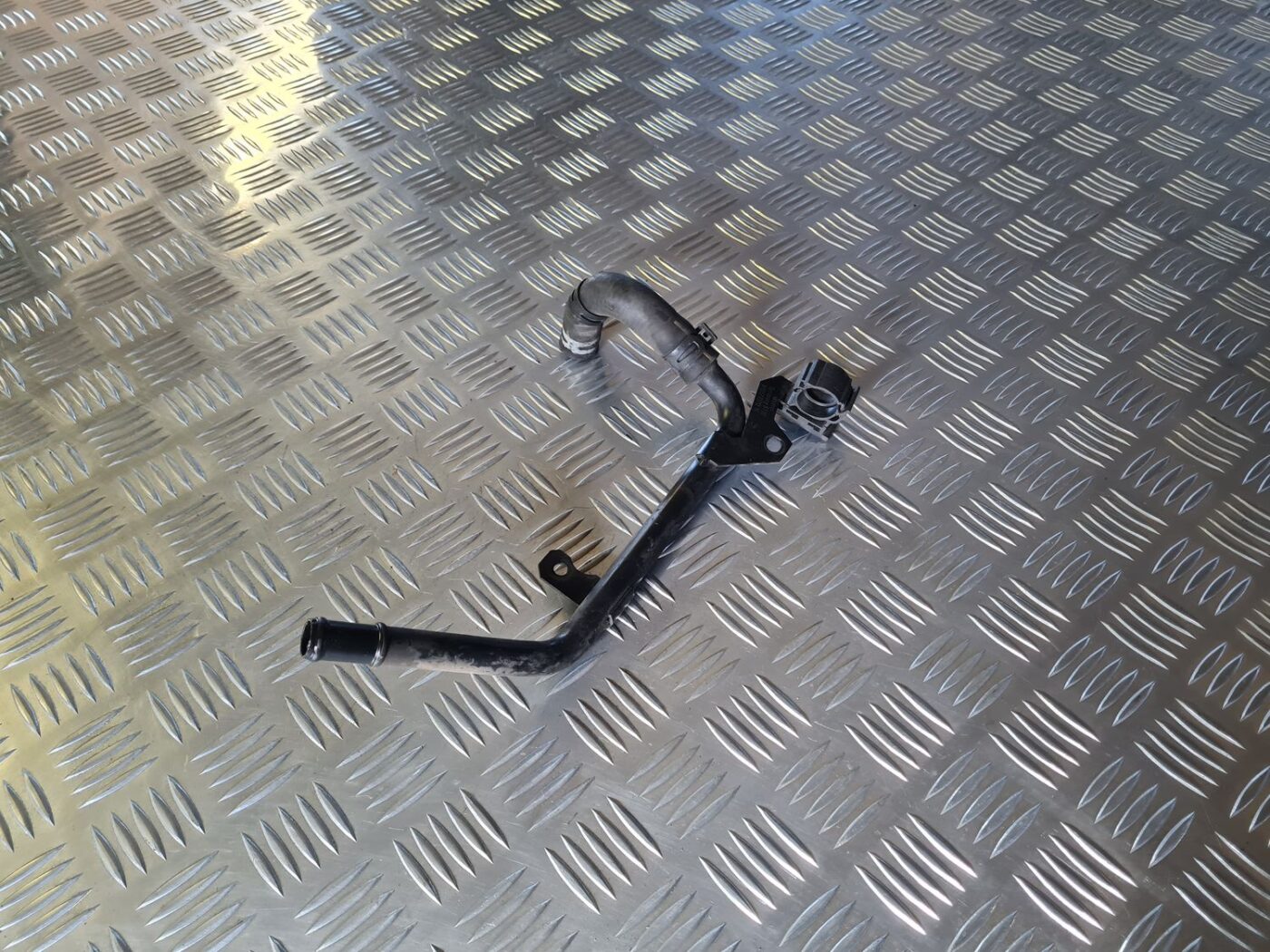 Dzesēšanas caurule priekš VW GOLF 5 2004