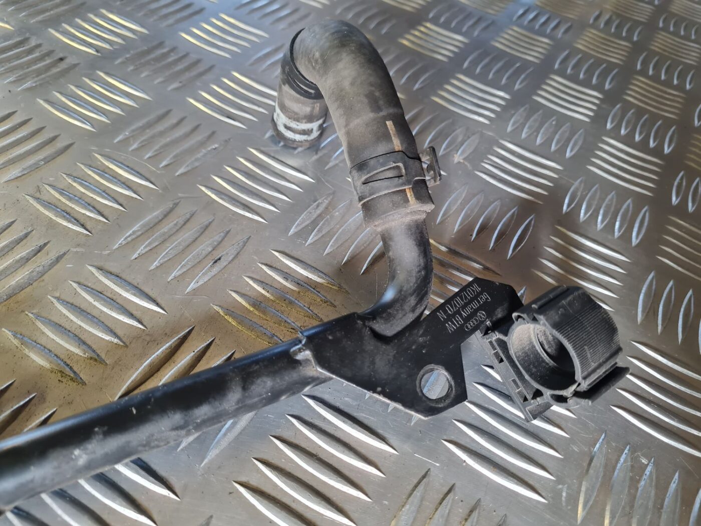 Dzesēšanas caurule priekš VW GOLF 5 2004