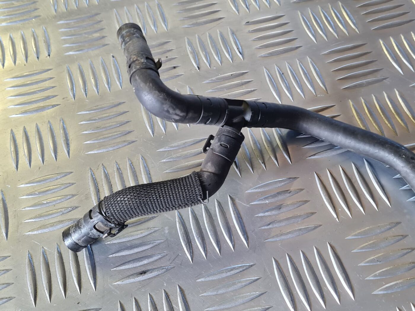 Dzesēšanas caurules priekš VW GOLF 5 2004 4 Dzesēšanas caurules priekš VW GOLF 5 2004