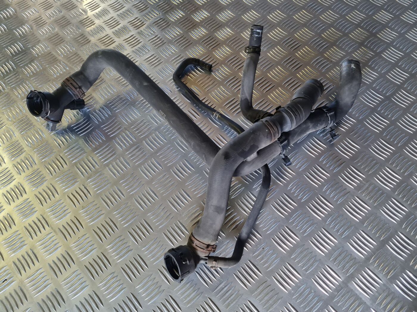 Dzesēšanas caurules priekš VW GOLF 5 2004 2 Dzesēšanas caurules priekš VW GOLF 5 2004