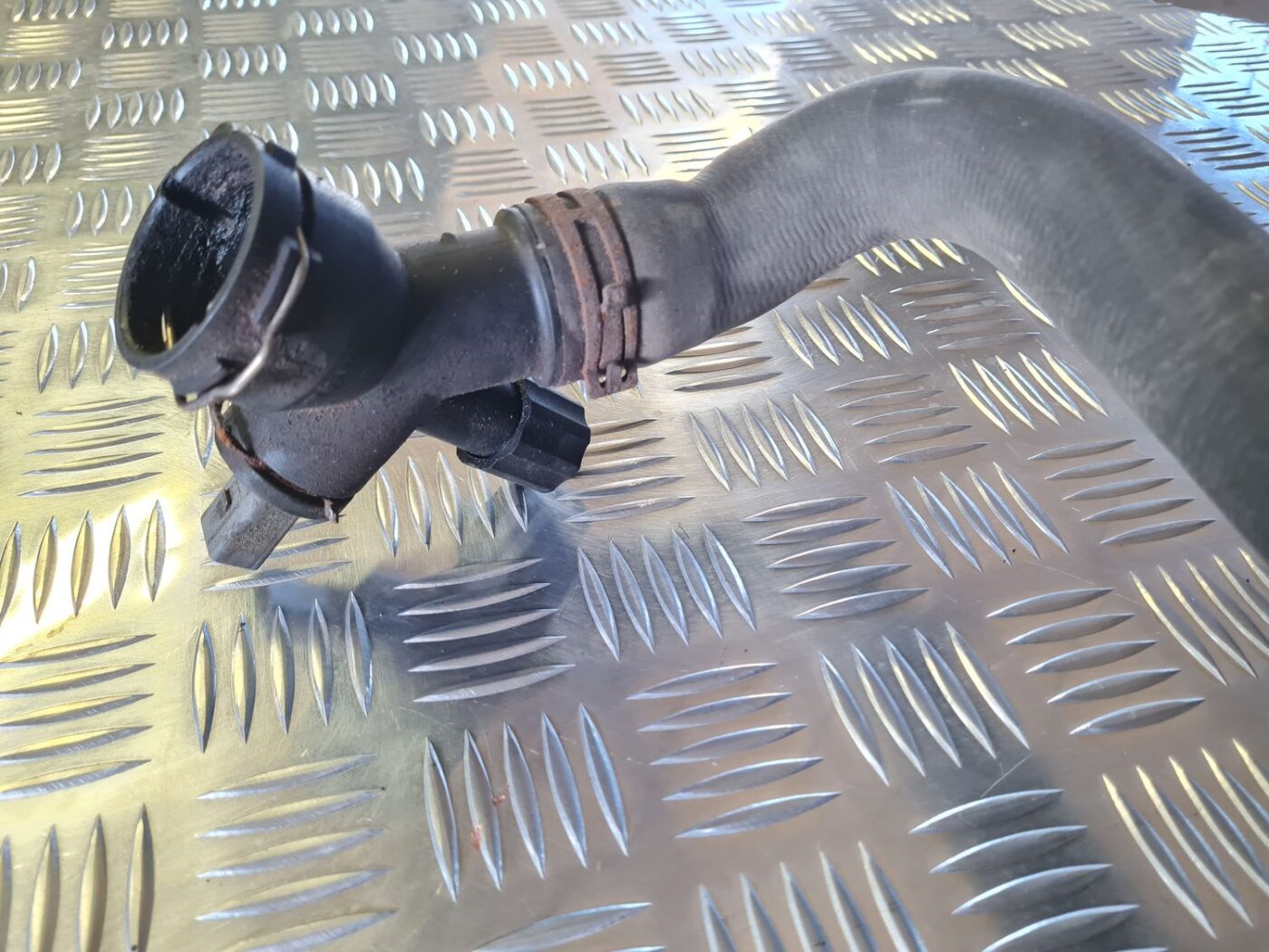 Dzesēšanas caurules priekš VW GOLF 5 2004 9 Dzesēšanas caurules priekš VW GOLF 5 2004